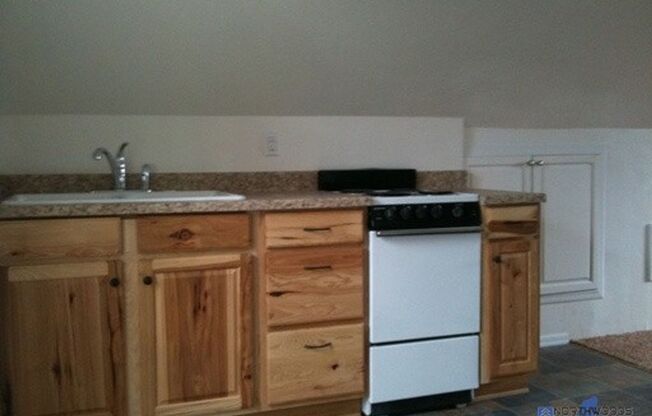 Charming upstairs studio. Close to shopping