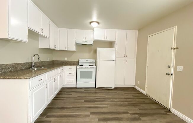2 beds, 1 bath, $1,975, Unit 4966-02