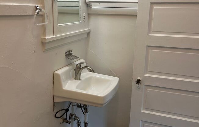 2 beds, 1 bath, $810, Unit D-2