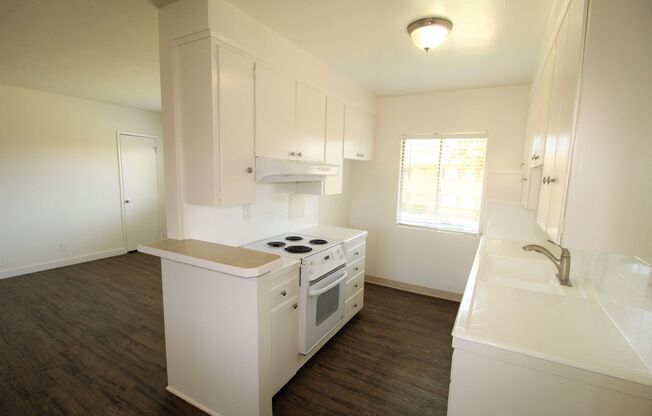 2 beds, 1 bath, $2,350, Unit 87 Baylor Drive