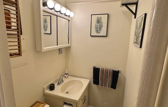 2 beds, 1.5 baths, 1,045 sqft, $4,350, Unit 17