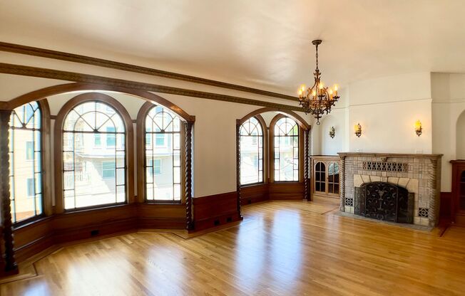 Stunning Multi-Level 4/2.5 W/ Dining Room. W/D, CHEF'S KITCHEN!