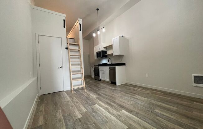 1 bed, 1.5 baths, 659 sqft, $2,460, Unit 111