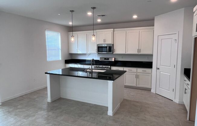 BEAUTIFUL NEWER HOME IN SACRAMENTO!!