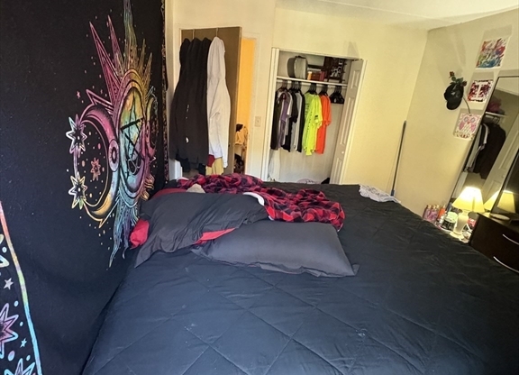 3 beds, 1 bath, $4,500, Unit 4