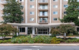 Exceptional Location & Amenities Short-term furnished CONDO 1 bedroom lease FREE PARKING & FREE UTILITIES