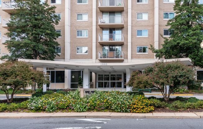 Exceptional Location & Amenities Short-term furnished CONDO 1 bedroom lease FREE PARKING & FREE UTILITIES