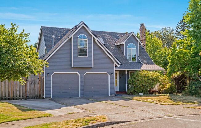 Comfortable 4-bdrm/2.5-bath home in Hillsboro—Quiet cul-de-sac, lovely yard, convenient location