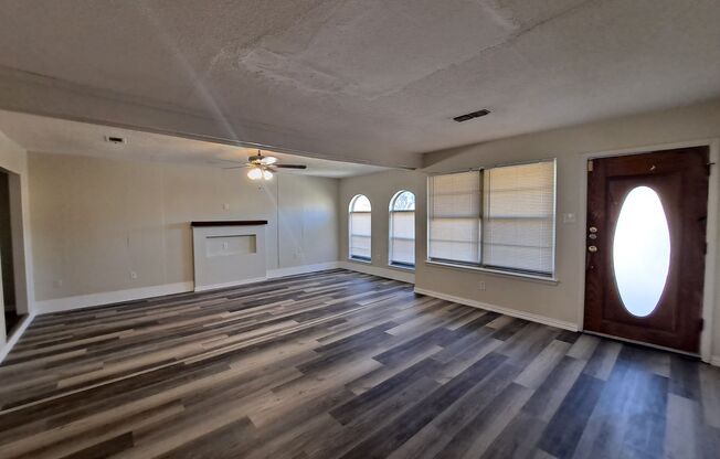 Beautifully Updated 3 Be 1.5 Bath in Mesquite!
