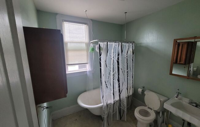 4 beds, 1 bath, $1,600