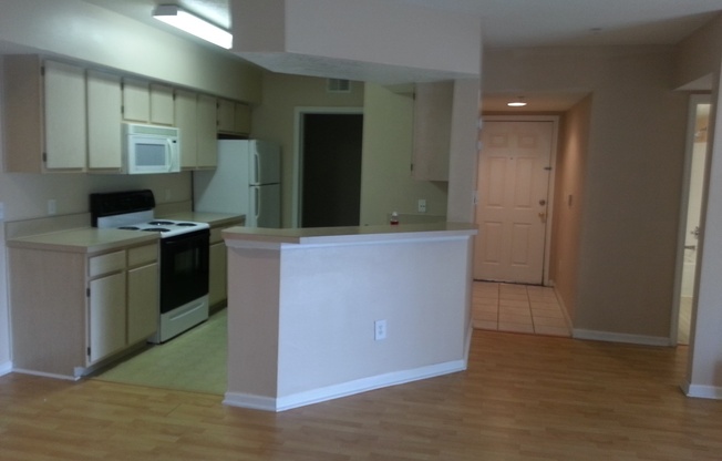 2/2-East Orlando/Waterford Lakes Condo