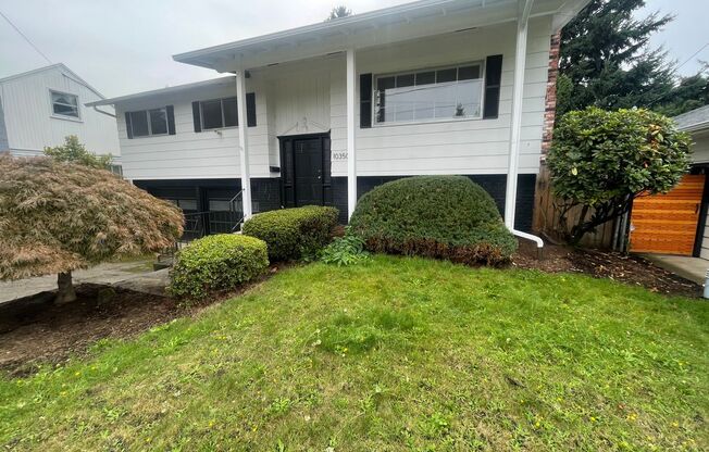 3Bd/ 2.5Ba Home in Parkrose Heights Neighborhood in Portland ~ 2 Car Garage, Washer/Dryer, Vegetable Garden Available!!!!