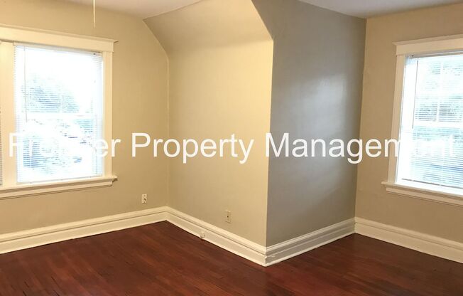 2 beds, 1 bath, 800 sqft, $825, Unit 3133 Magnolia Ave 2F