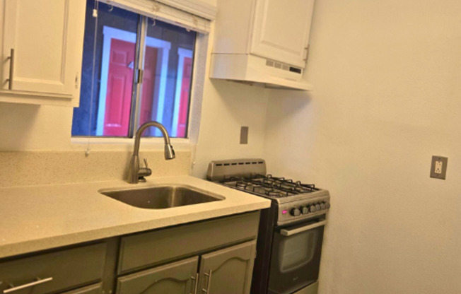 Studio, 1 bath, $1,300, Unit 01