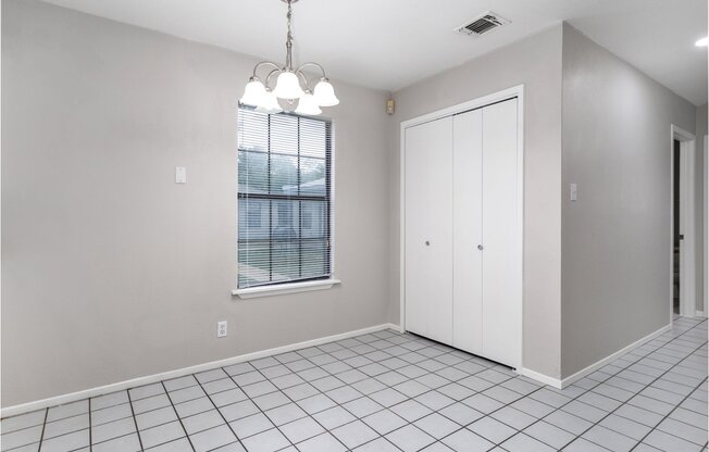 927 W FORMOSA