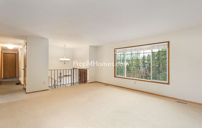 Spacious Four Bedroom Split-Level Home In Milwaukie!