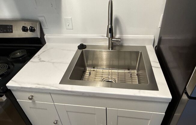 Studio, 1 bath, 300 sqft, $1,300, Unit 102-102