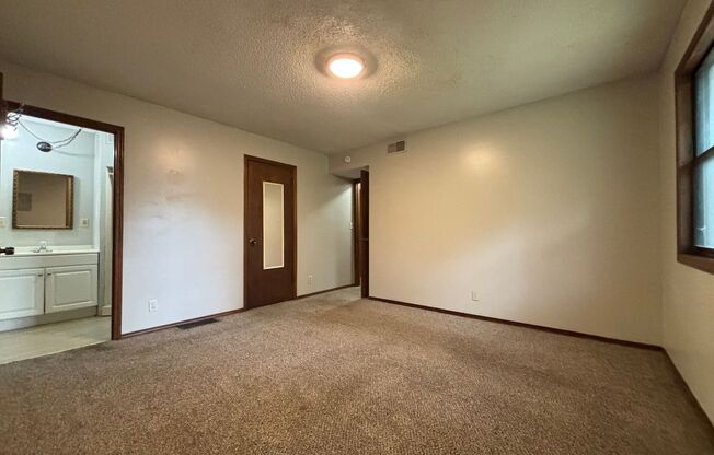 2 beds, 2 baths, $950, Unit # 164 AKA WALNUT LAWN