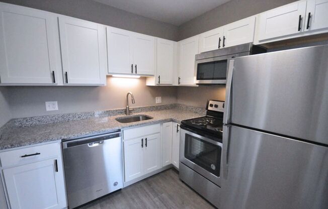 2 beds, 1 bath, $1,125, Unit 126 1/2 6