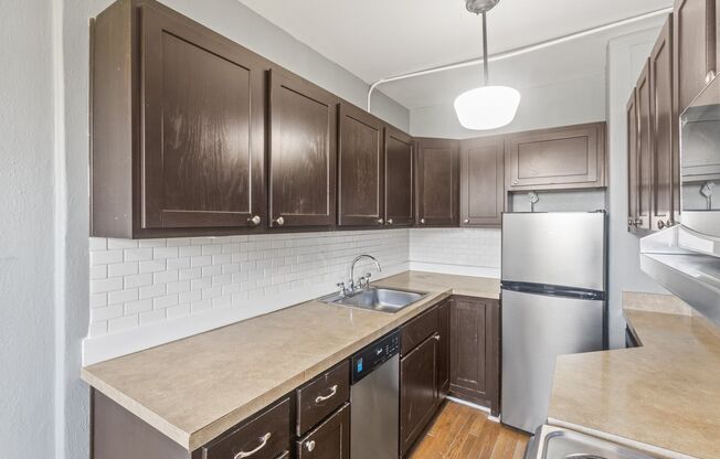 2 beds, 1 bath, 800 sqft, $1,095, Unit 401