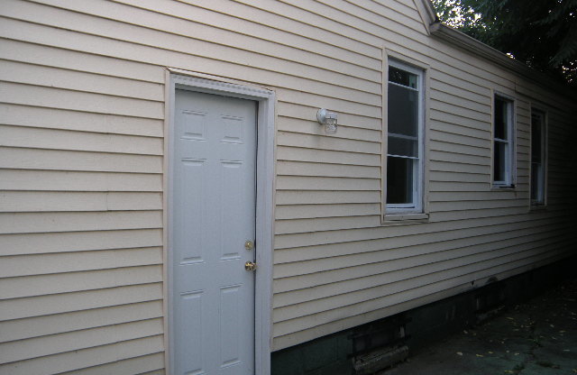 3 bed ranch on Detroit's East Side Now Available! - $900/mo