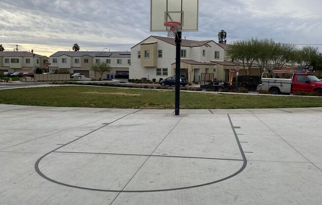 AMERICANA Property Mgmt - Beautiful & gated 3 beds, 2 story Townhouse near NLV Airport