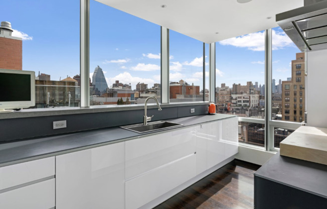 166 W 18 ST