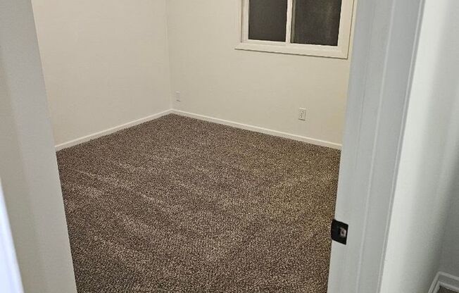 Ankeny 2br/1ba with garage Available Now.