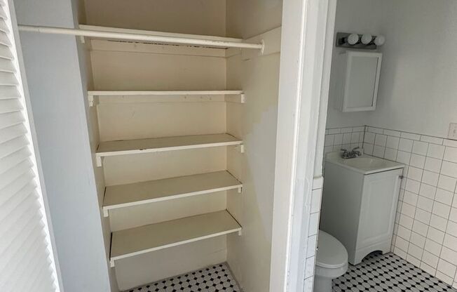 Studio, 1 bath, 295 sqft, $835, Unit Old King Edward 351