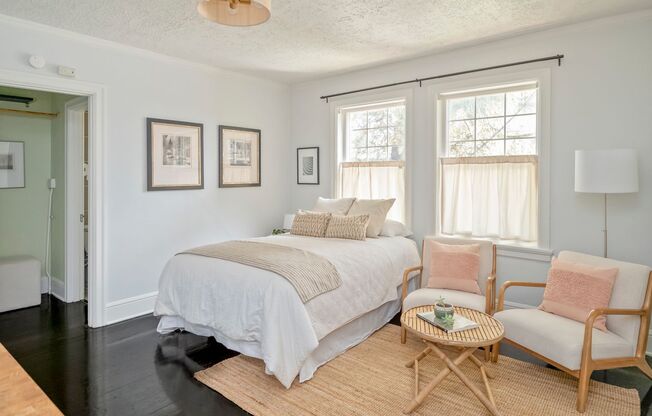 Cozy, updated 4th-floor studio in Nob Hill. Convenient location near all the hot spots