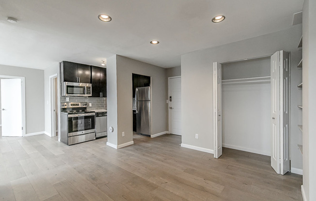 2 beds, 1 bath, 926 sqft, $2,741, Unit 1404