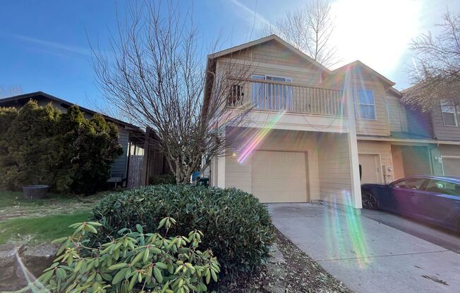 Gorgeous Row House with Vaulted Ceilings, Laundry and Private Yard