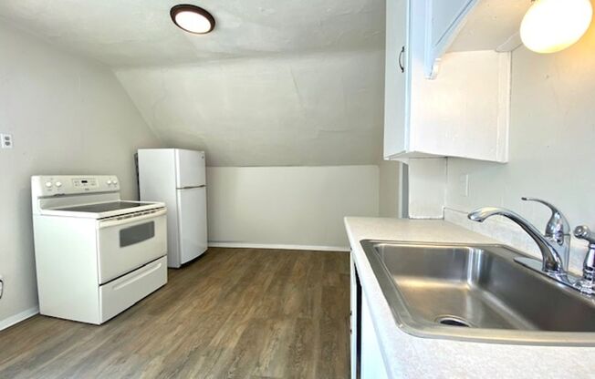 2 beds, 1 bath, 588 sqft, $845, Unit 733 Upper