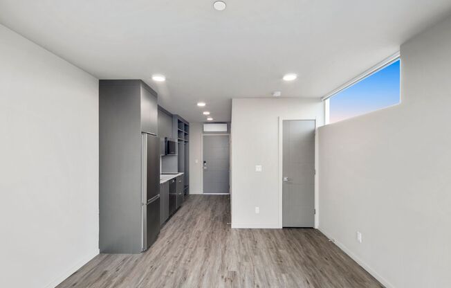Studio, 1 bath, 280 sqft, $1,195, Unit 203