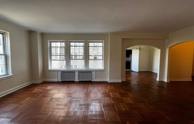 2 beds, 1 bath, 975 sqft, $2,055, Unit Royal York 802