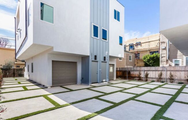 Luxury 3/3.5 Townhome in NoHo!
