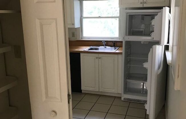 1 bed, 1 bath, $1,025, Unit B