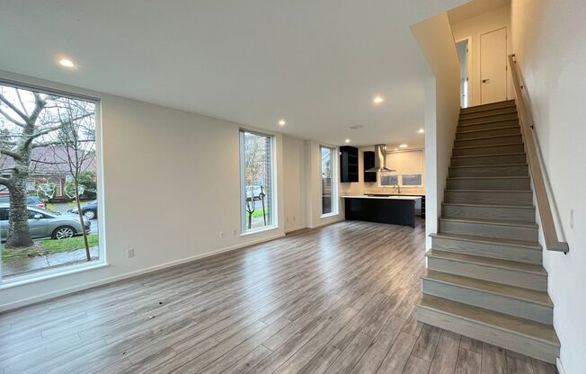 Beautiful 2Bed + 2.5Bath Modern Home Located In North Portland!! Amazing Floor Plan - Near Great Shopping!!
