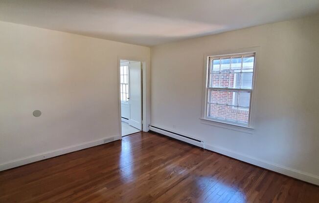 2 beds, 1 bath, $895, Unit B