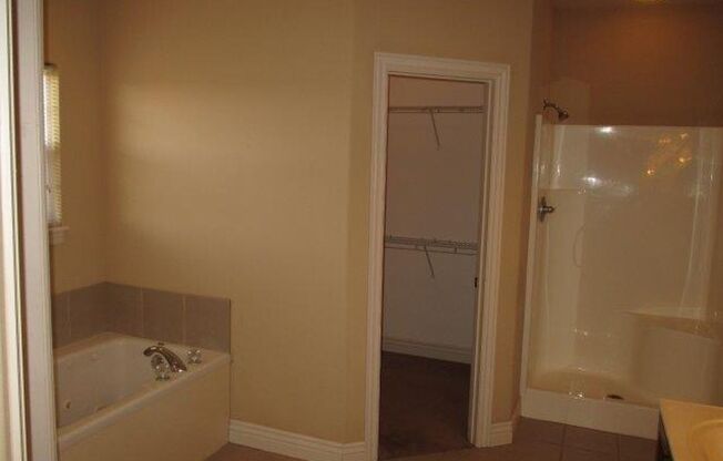 3 Bedroom Ozark Home in Wonderful Neighborhood!