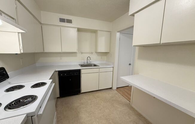 2 beds, 1 bath, 924 sqft, $1,699, Unit OPA-131