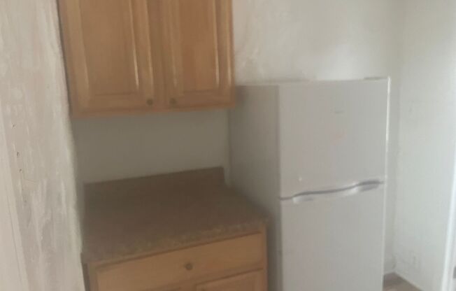 Studio, 1 bath, $750, Unit 3