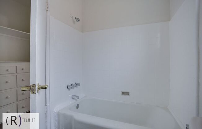 1 bed, 1 bath, 415 sqft, $1,650, Unit 1007 Simmons Ave