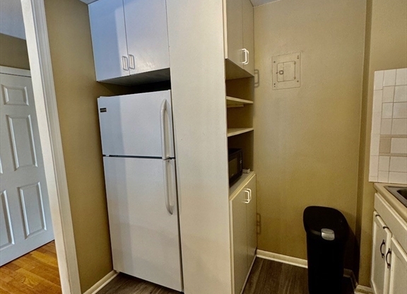 2 beds, 1 bath, 800 sqft, $2,600, Unit 4-8