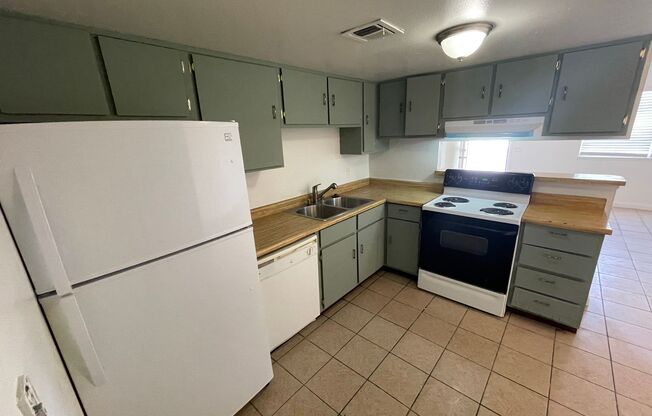 2 beds, 1 bath, 947 sqft, $995, Unit 2