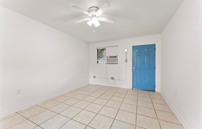 2 beds, 1 bath, 700 sqft, $650, Unit 1132 Aster St.