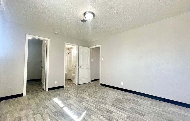 1 bed, 1 bath, 700 sqft, $965, Unit Unit 136