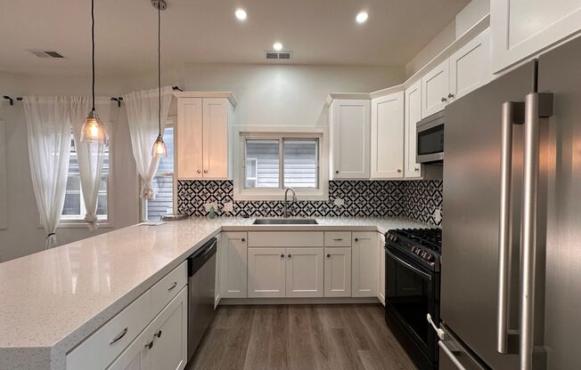 3/3 Modern Downtown Victorian w/ detached 2 Car Garage.  1160 Sherman St