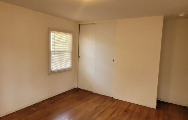 3 beds, 1 bath, $1,095