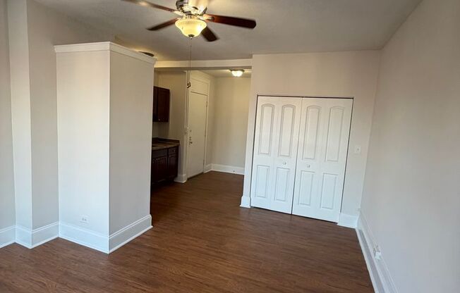 Studio, 1 bath, 300 sqft, $1,095, Unit 400